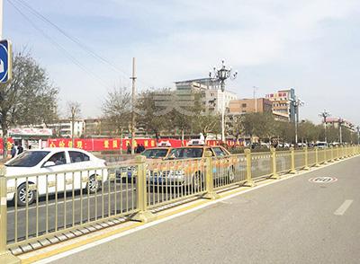 金色道路護欄.jpg